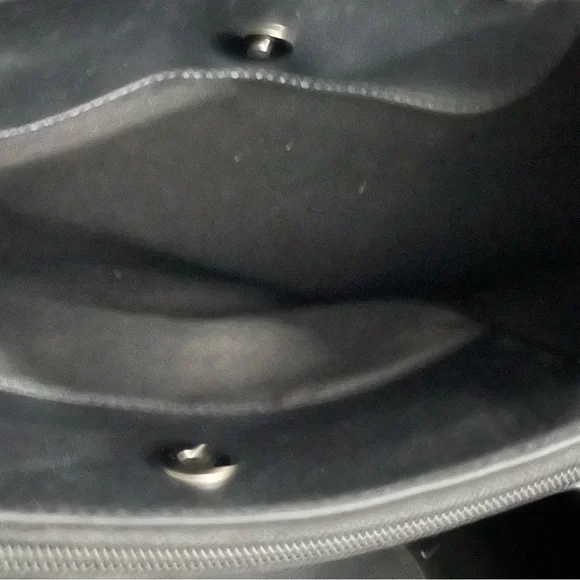 Almost Like New: Black Handbag With Arm Strap Zipper Button Style - Picture 5 of 9